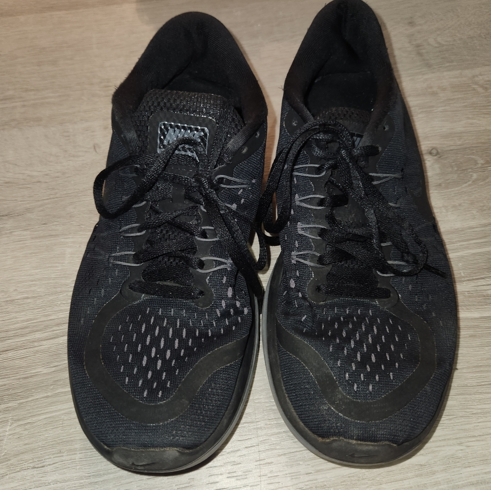Women's Nike flex 2017 black sneakers size 9